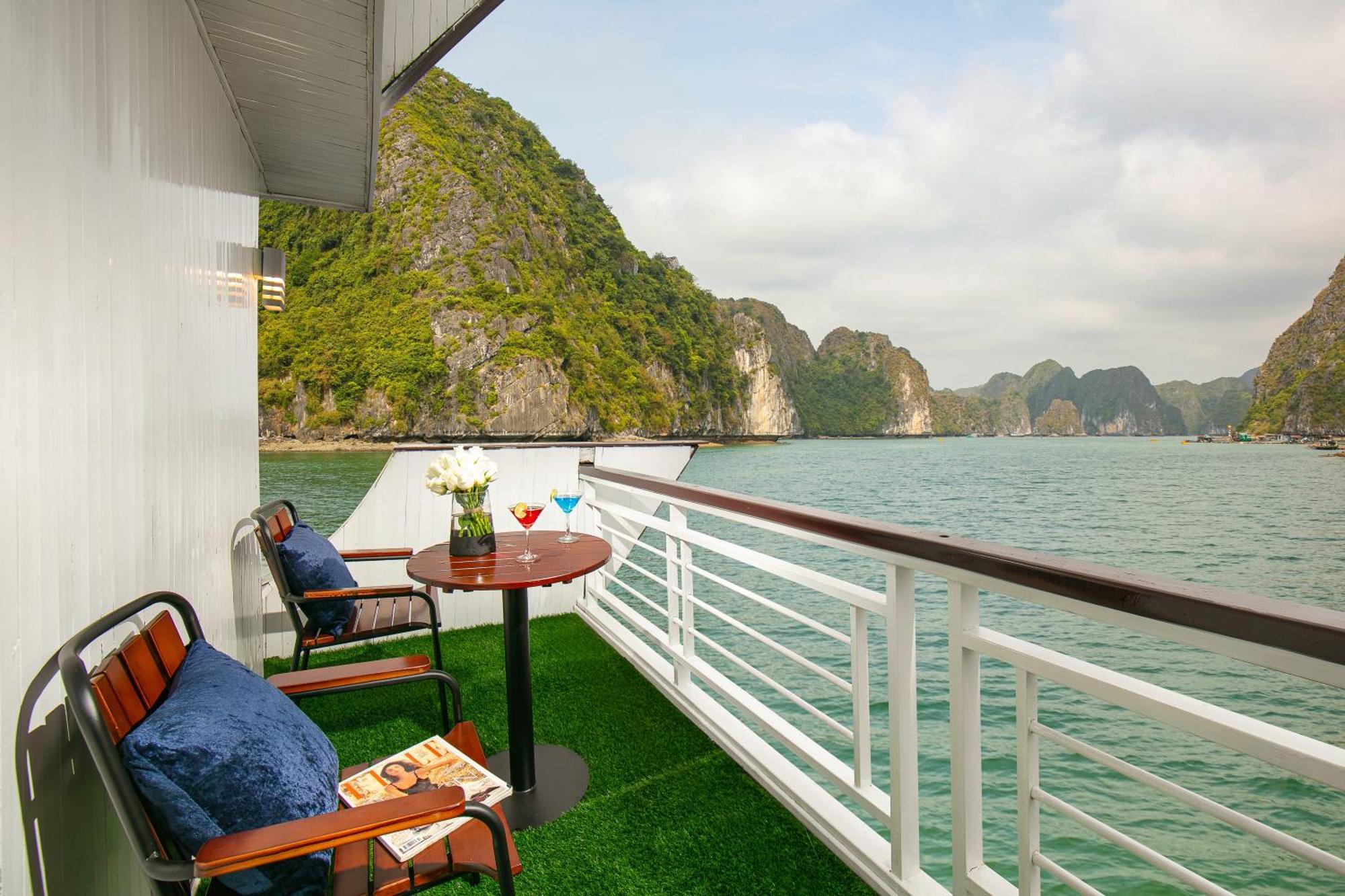Fantasea Imperial Cruise Hotel Ha Long Exterior photo